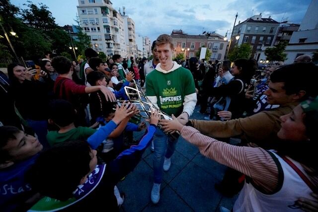El capitán del Unicaja Alberto Díaz, celebrando un título con los aficionados cajistas