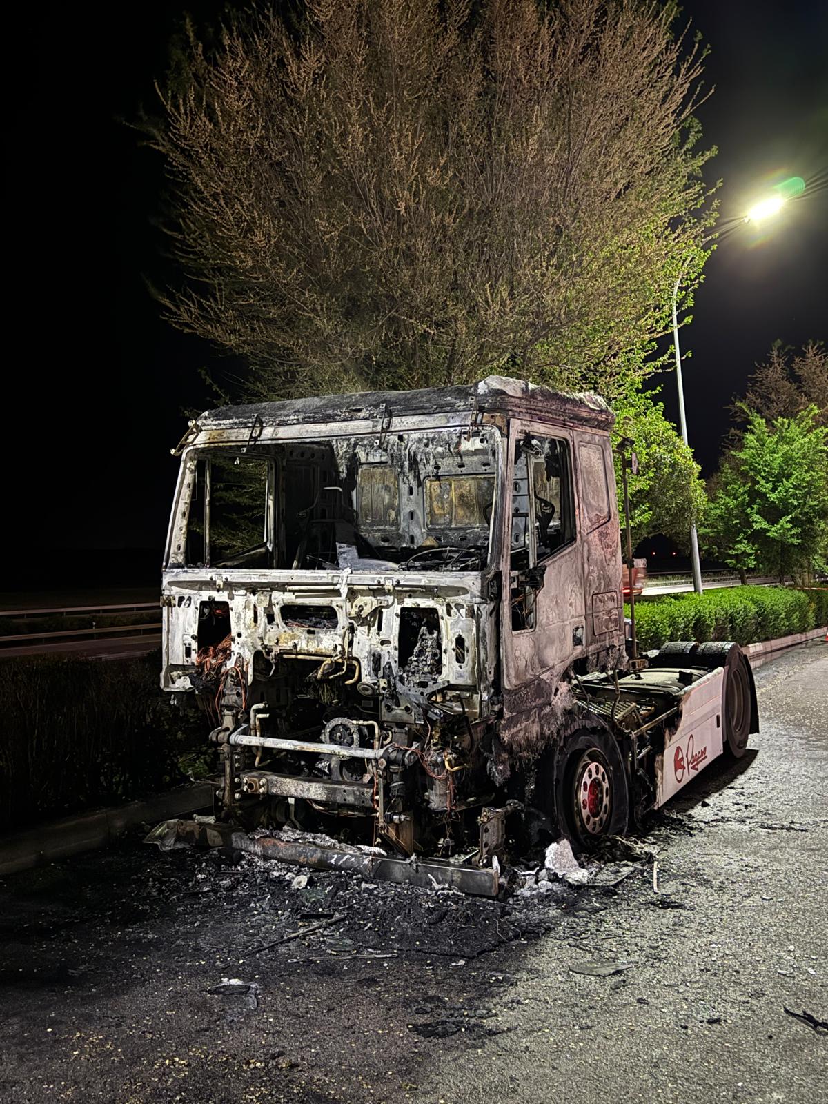 Incendio camión estación de servicio de Honrubia