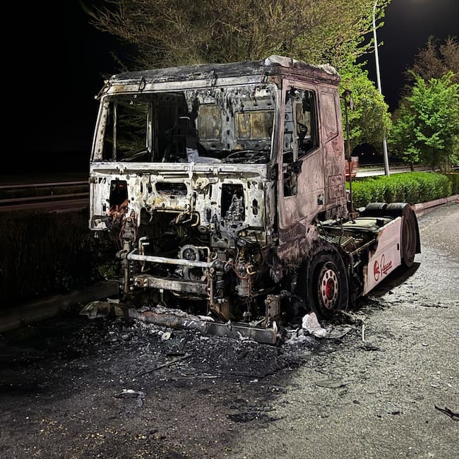 Incendio camión estación de servicio de Honrubia