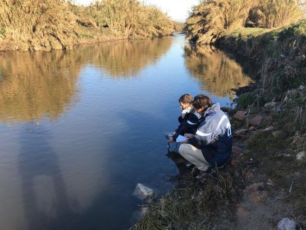 Técnicos de la ACA inspeccionan el río Besòs.