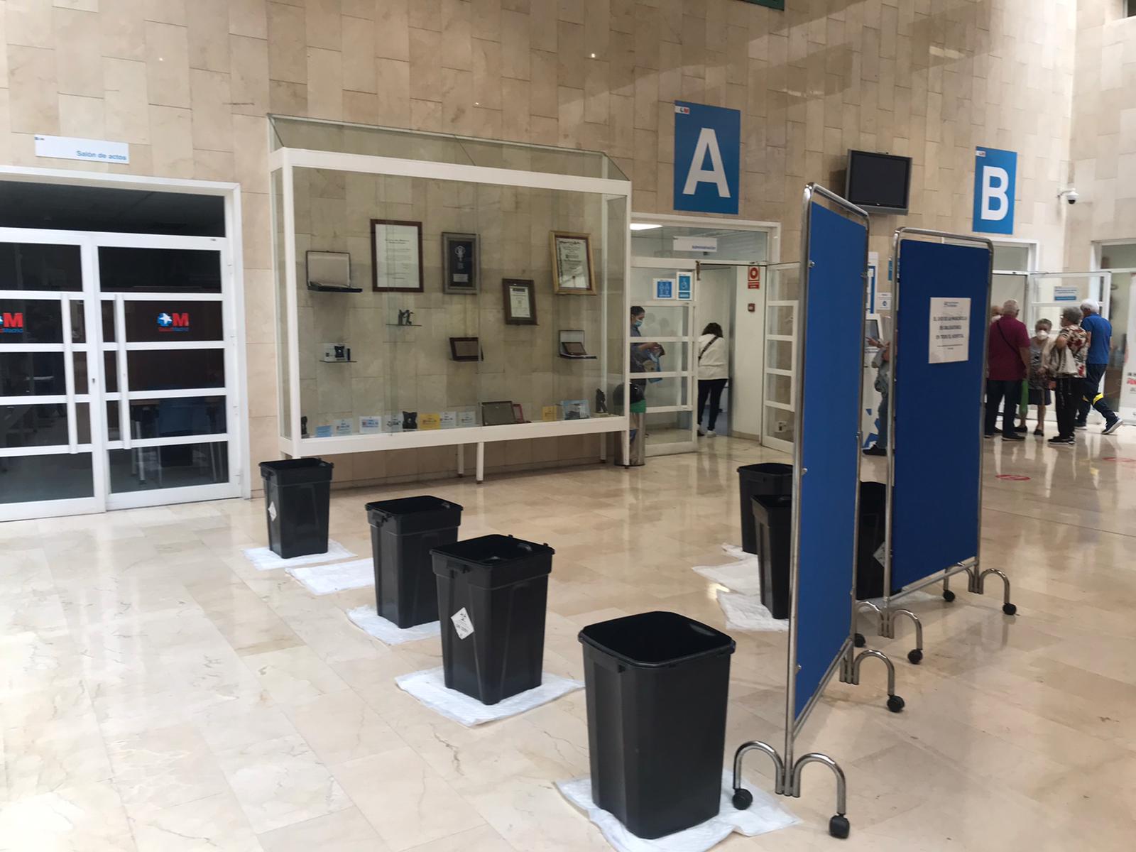 Cubos para recoger el agua de las goteras en la entrada del Hospital