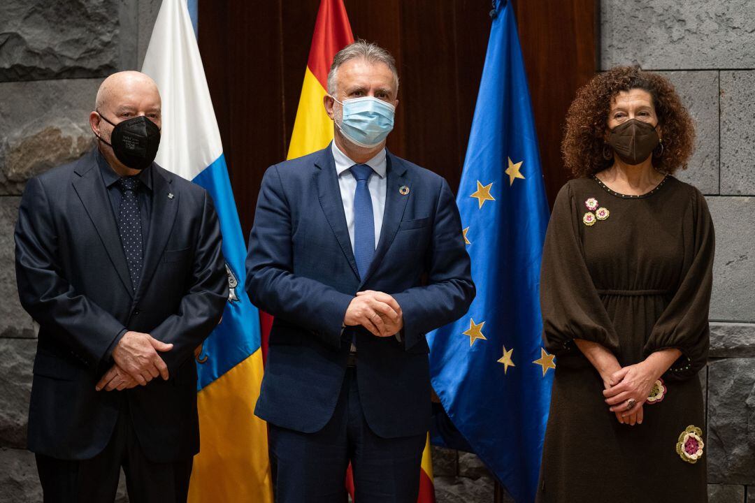 El presidente y la vicepresidenta del CD Tenerife flanquean al presidente del Gobierno de Canarias, Ángel Víctor Torres.