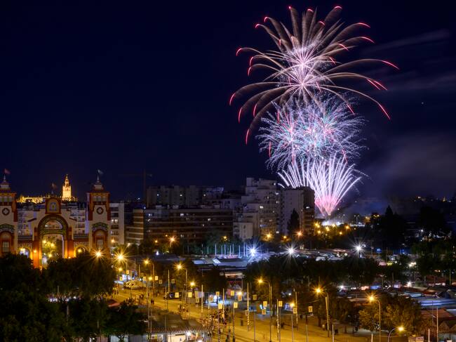 SEVILLA. 12/05/2025.- Los tradicionales fuegos artificiales y la imagen de la Portada de la Feria de Sevilla apagada, dan por finalizada en la media noche de hoy Domingo la Feria de Abril que se ha celebrado en la capital andaluza. EFE/ Raúl Caro.