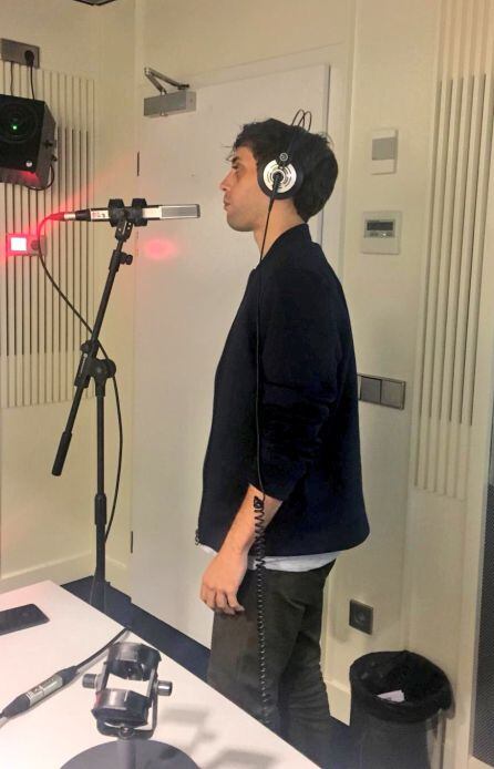 Javier Ariano cantando en la entrevista en A vivir Madrid