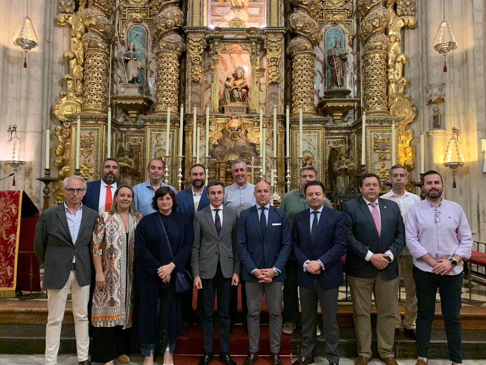 Foto de familia de los Hermanos/as Mayores de nuestra ciudad, junto con el presidente aún en funciones, D. Francisco J. Ruiz Arrocha, el presidente electo, D. Carlos Ramírez Camuñez, y el consiliario de la Agrupación, el Rvdo. Sr. D. Francisco Antonio Sánchez Sánchez