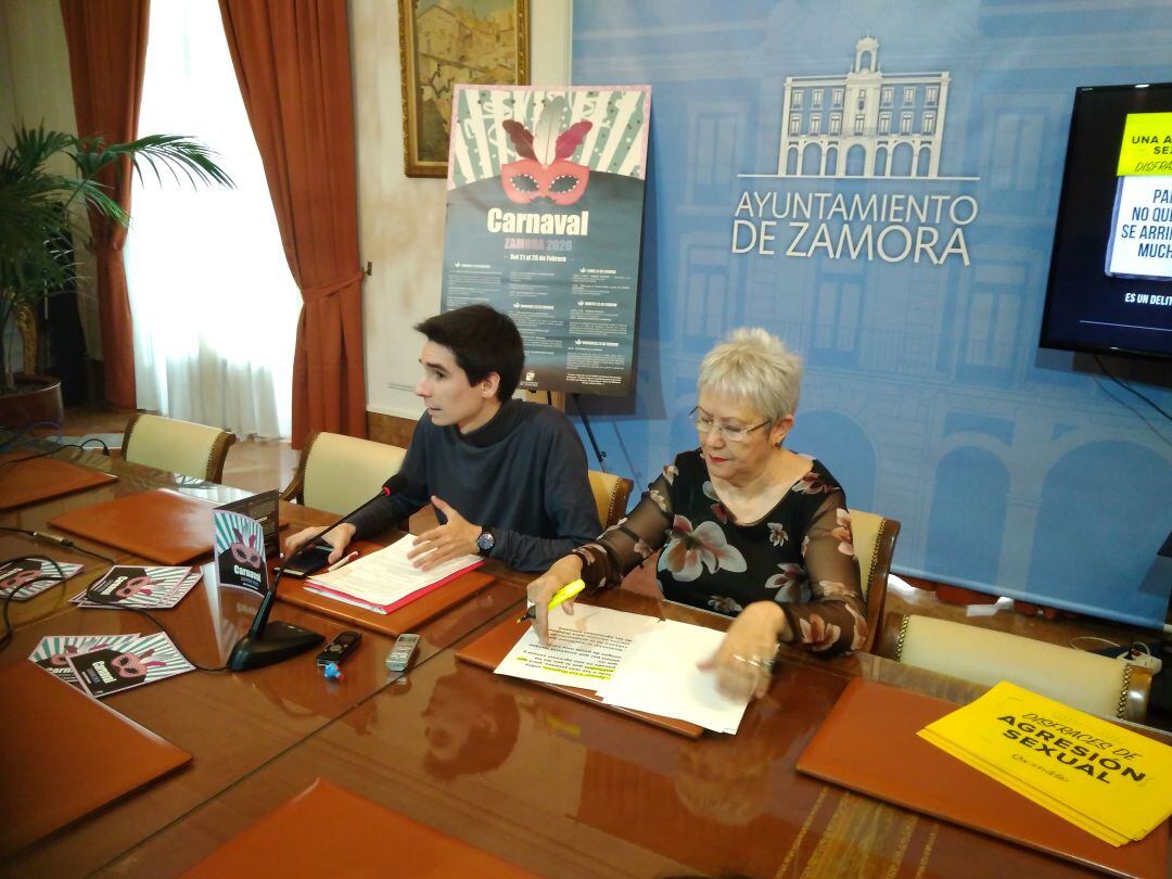 Los concejales de fiestas e igualdad, Sergio López y Carmen Álvarez, durante la presentación del carnaval y la campaña contra las agresiones sexuales