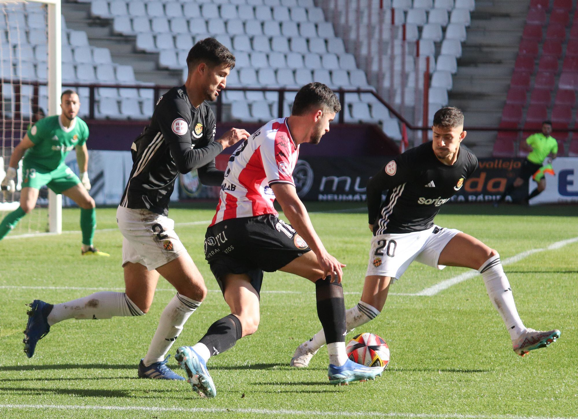 Jordi Escobar trata de regatear a Trigueros y Tirlea durante el choque de la primera vuelta / SD Logroñés