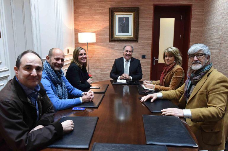 Reunión de representantes del Ayuntamiento y de la empresa &#039;Zabalgoitia Global Consultants&#039;.