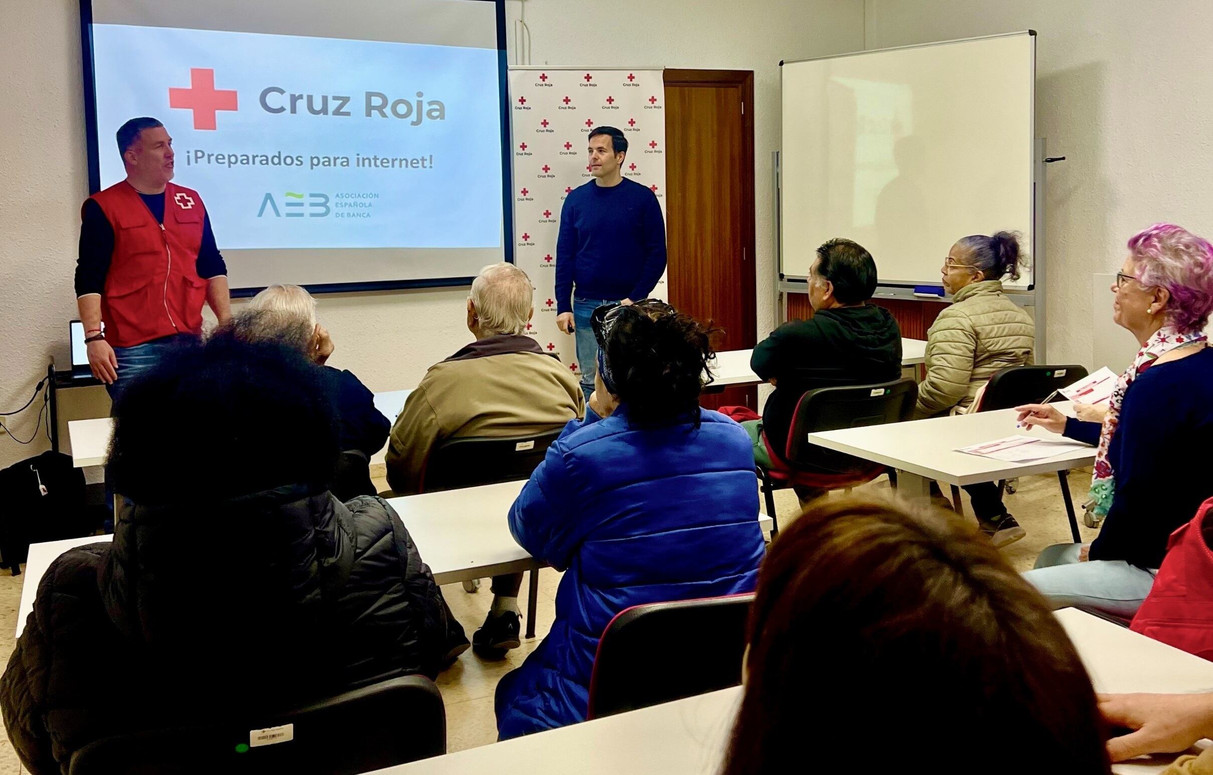 Uno de los talleres que organiza Cruz Roja en Valencia sobre ciberseguridad para personas mayores.