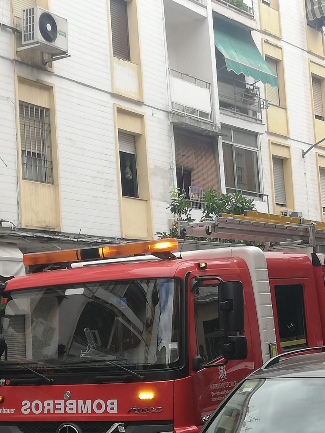 Bomberos acudiendo al lugar del suceso ayer 
