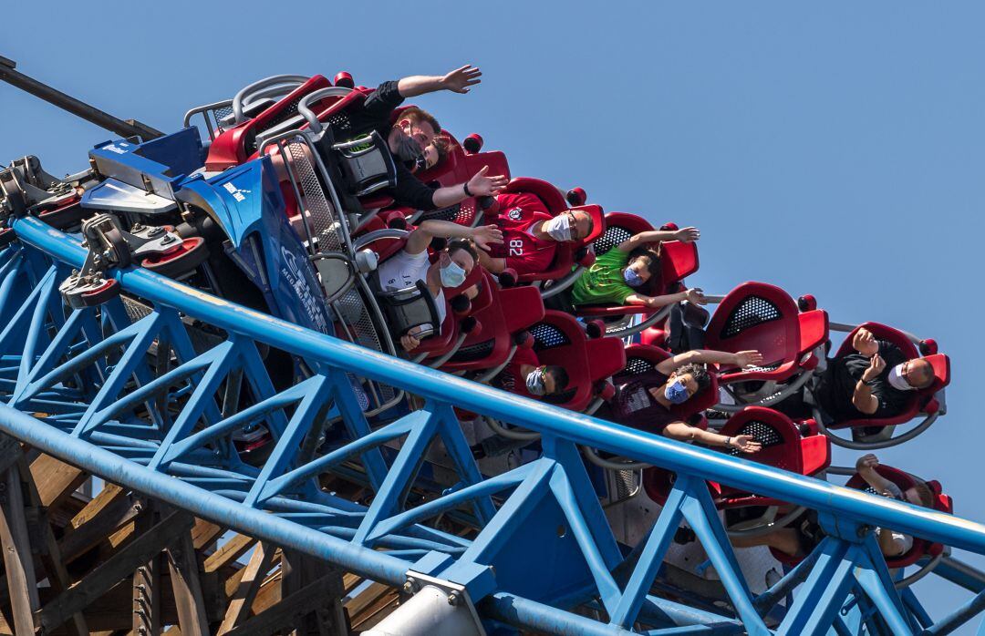 Varias personas disfrutan de la montaña rusa en un parque de atracciones de Alemania.