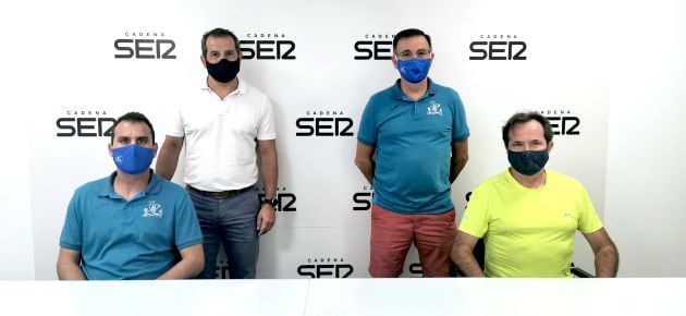 Con las camisetas azules: Antonio Candela (sentado) y Ramón López (de pie), miembros de &#039;Corre x Crevillent&#039;