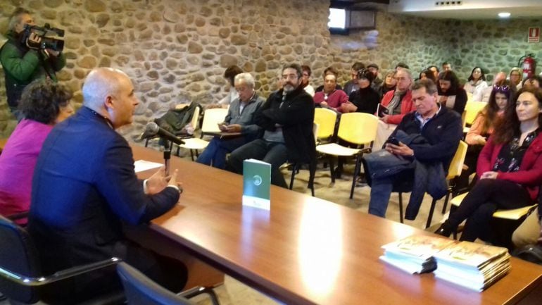 Llorente se dirige a los asistentes