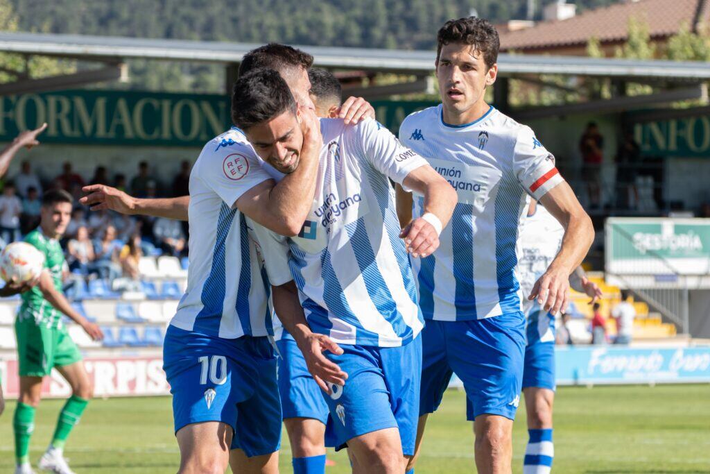 Juanan celebrando el gol ante el Cornellà