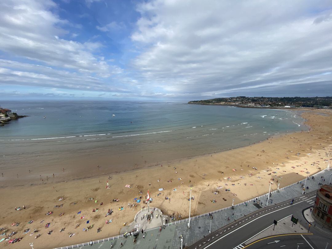 Playa de San Lorenzo donde solo se divisa actividad a partir de la esclaera 9. 