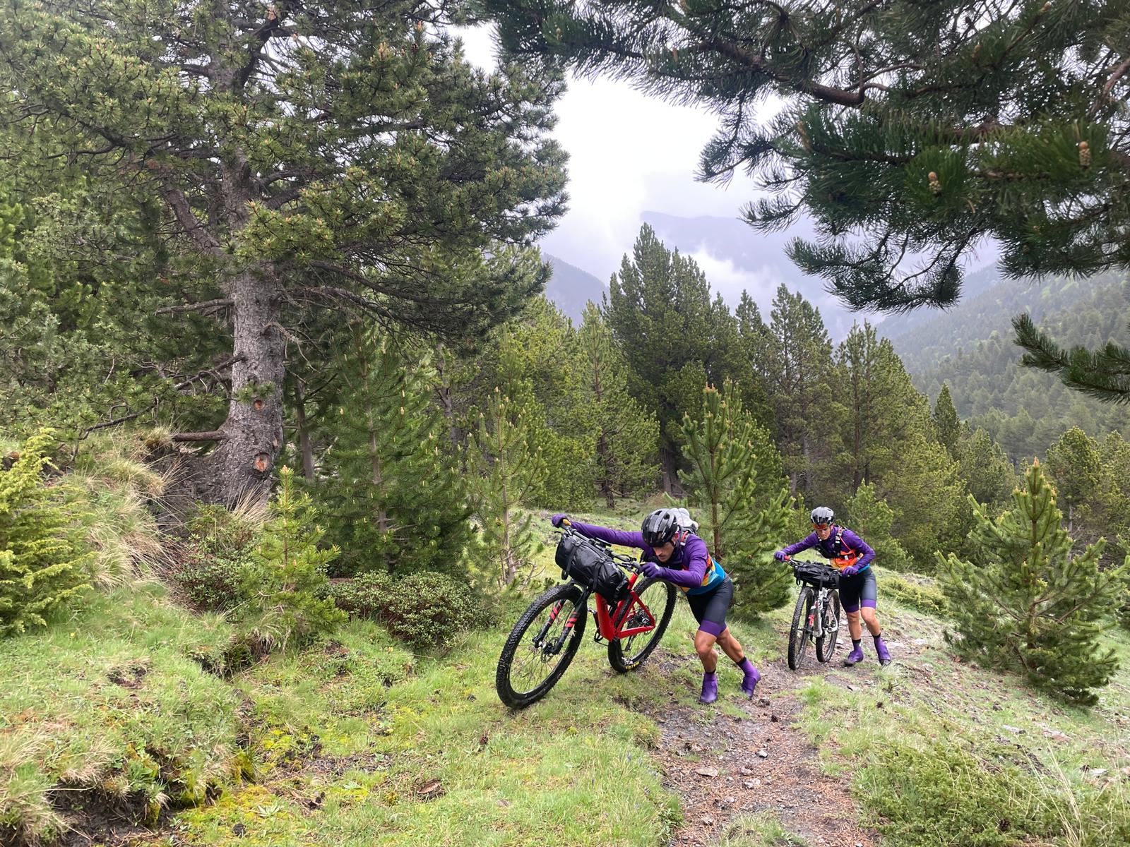 Los deportistas superan las primeras etapas del #retoSolidarios marcadas por dificultades meteorológicas y del terreno.