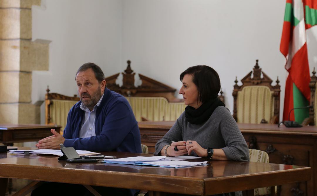 El Alcalde Txomin Sagarzazu y la Concejala de Servicios Sociales, Igualdad y Cooperación, Gotzone Larrarte en la presentación del Plan de Igualdad