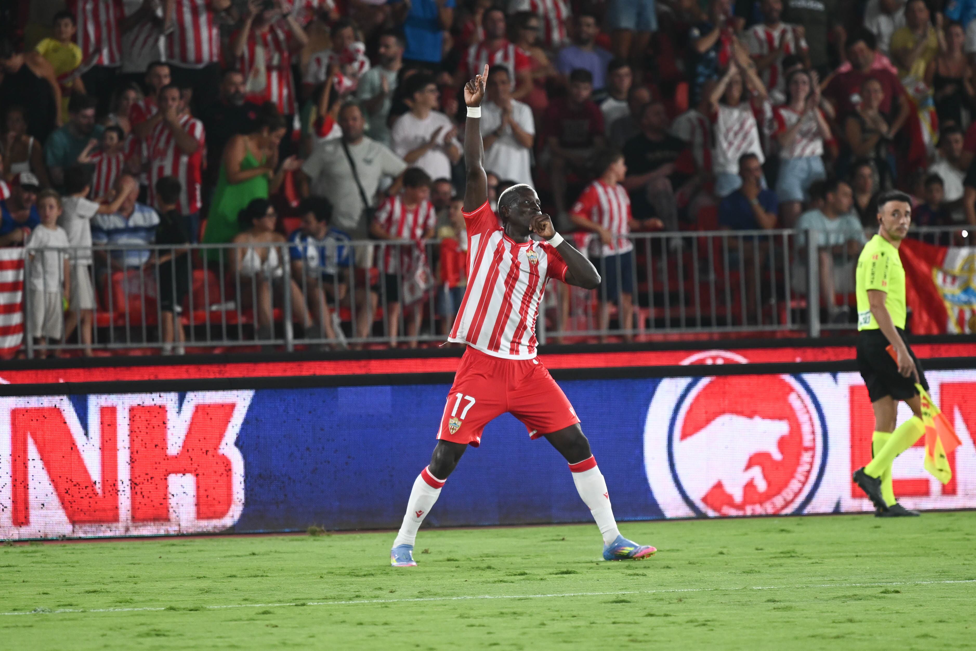 Lopy marca y se divierte jugando en el Almería.