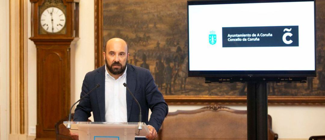 El concejal de Hacienda, José Manuel Lage Tuñas en rueda de prensa