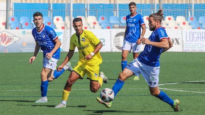 David Agudo controla un balón en el partido del Socuéllamos ante el Navalcarnero.