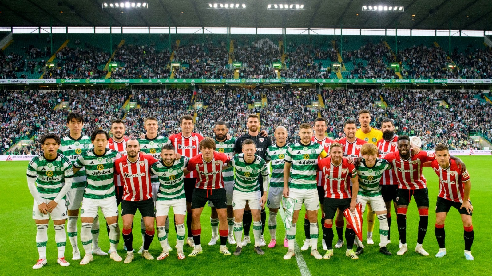 Celtic FC y Athletic Club posan antes del partido en Glasgow