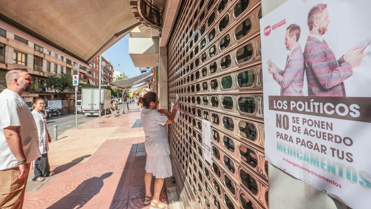 Las farmacias de Elda secundan un paro de 15 minutos por el impago de la Generalitat Valenciana