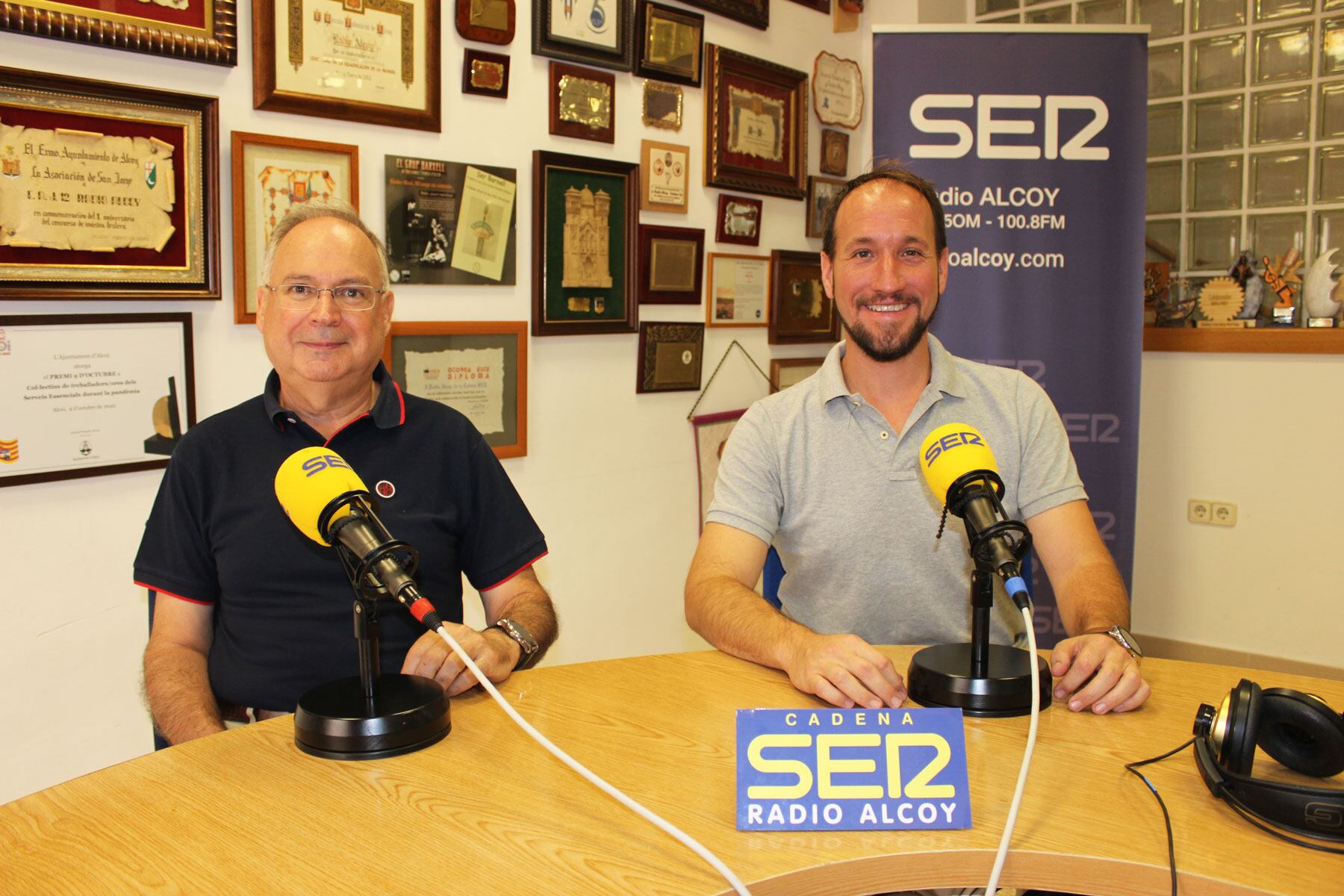 Enrique Barbeito y Quico Fenollar en el estudio central de Radio Alcoy