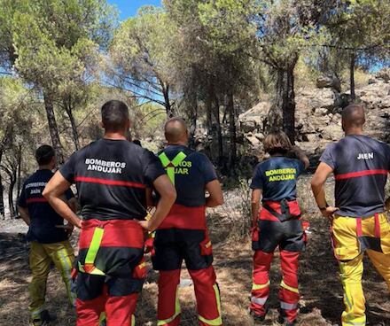 Bomberos de Andújar actuando en el incendio de la sierra.