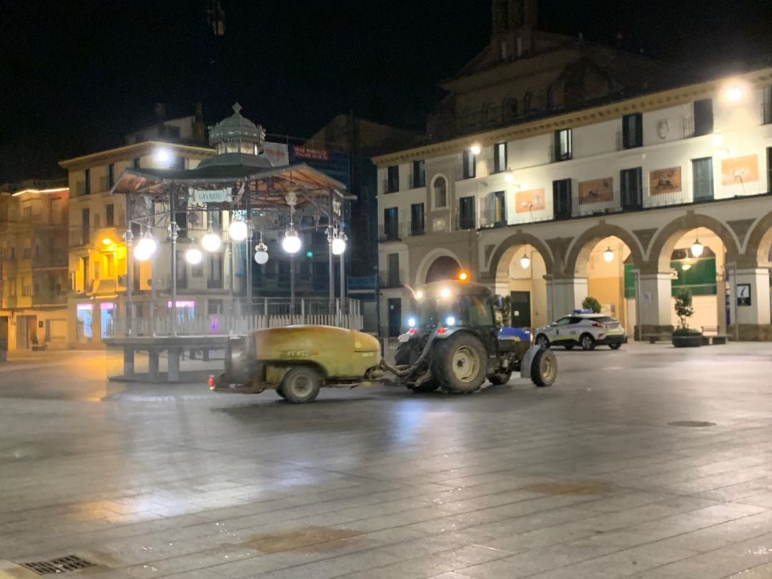 Desinfección del centro de Tudela con tractores