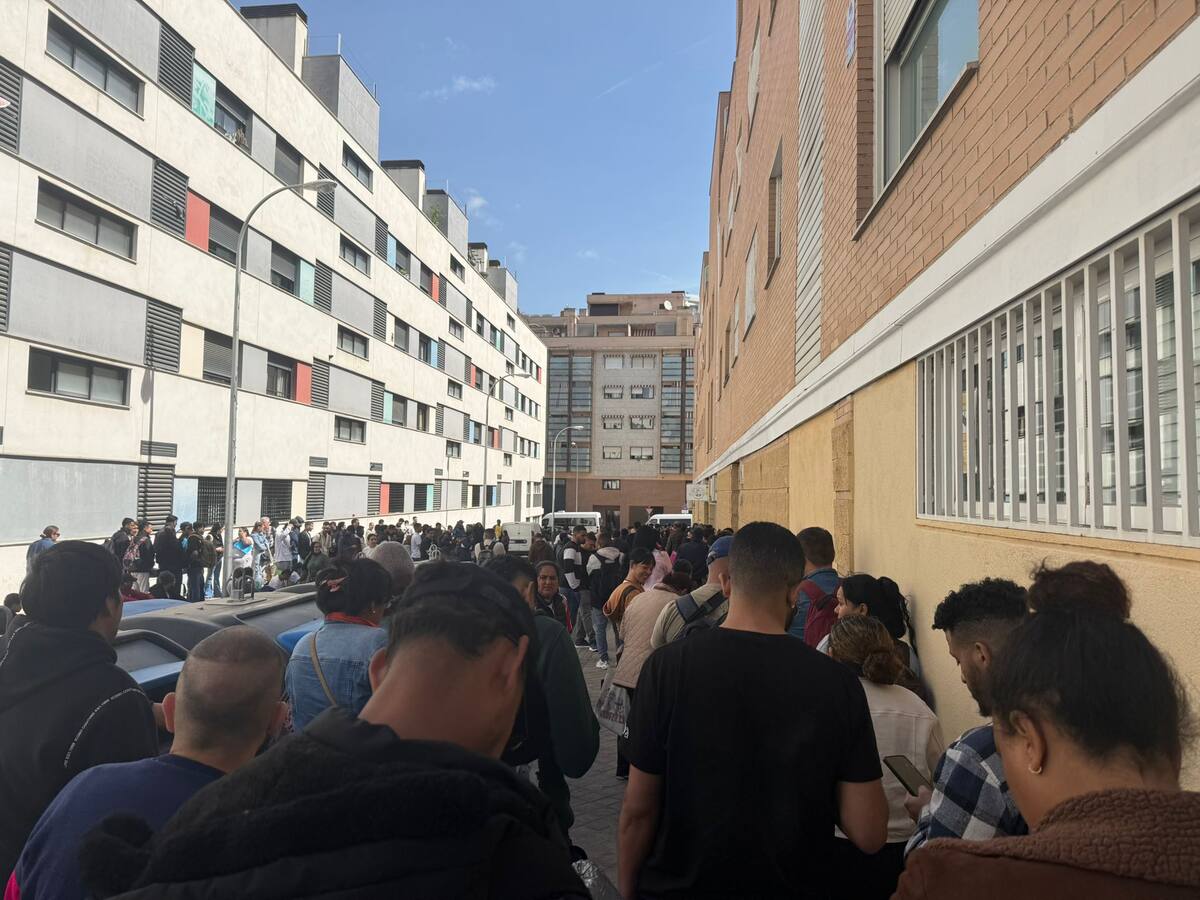 Trabajar irregularmente 8 horas por 15 euros en el mercadillo: la realidad de los que piden el Informe de Vulnerabilidad