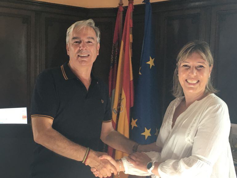 El subdelegado de Gobierno en Palencia, Ángel Miguel Gutiérrez, con la nuevanueva directora del Servicio Provincial de la Mutualidad General de Funcionarios Civiles (MUFACE) en Palencia, Domiciana de la Fuente Marcos