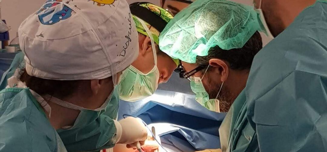 Momento de la cirugía torácica en la que los cirujanos han logrado extirpar un tumor de forma exitosa.