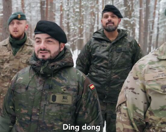 La OTAN felicita la Navidad con un villancico interpretado por un grupo de soldados del Batallón de Letonia. En las imágenes, podemos distinguir a tres militares españoles.