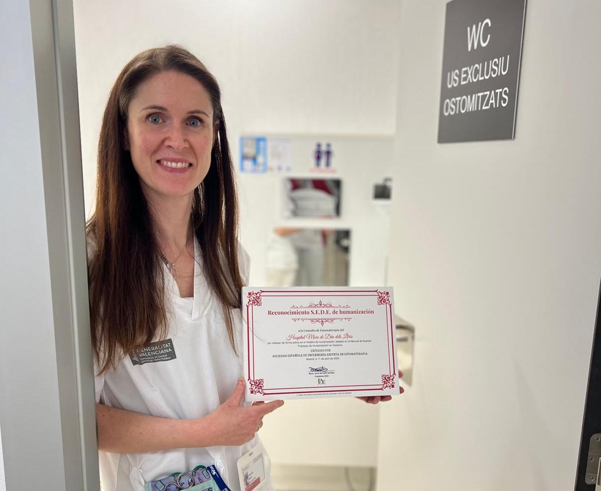 Vanesa Egea con el reconocimiento que ha recibido la consulta de estomaterapia del hospital Mare de Déu dels Lliris de Alcoy.