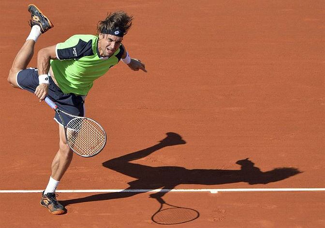 David Ferrer saca durante su partido ante Robredo