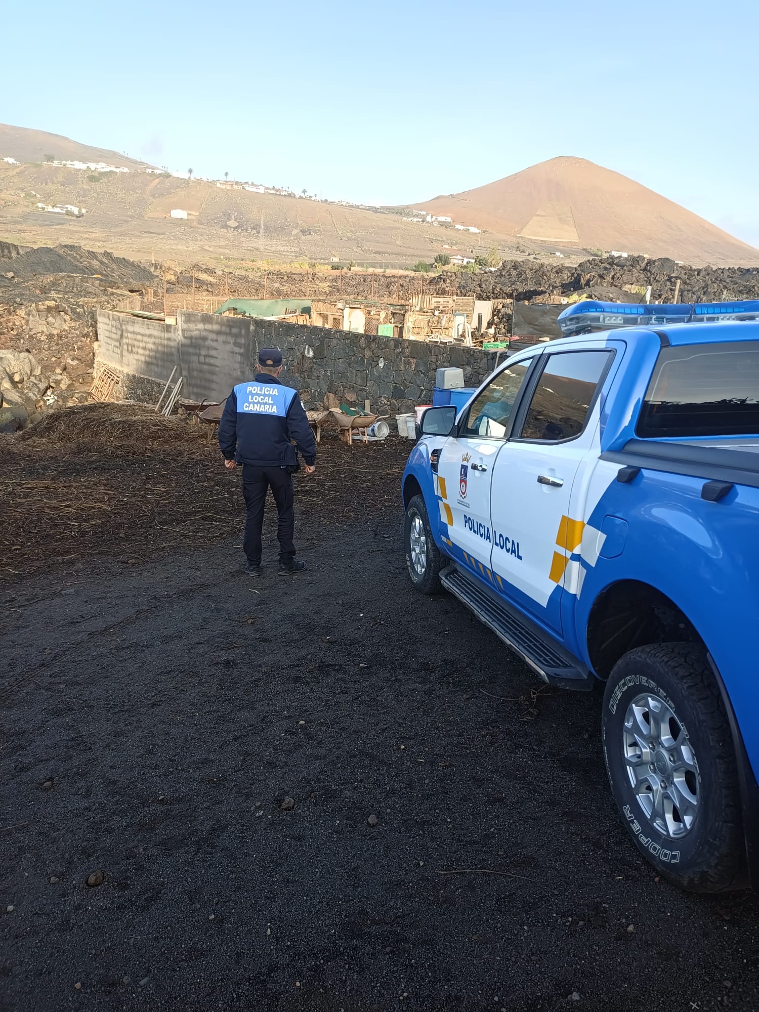 La Policía Local de Tías en la granja denunciada.
