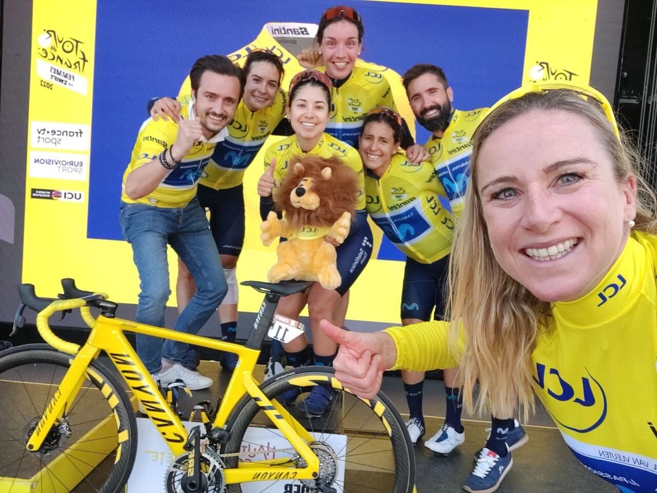 Van Vleuten celebra el título junto al equipo Movistar, con Sheyla en el podium