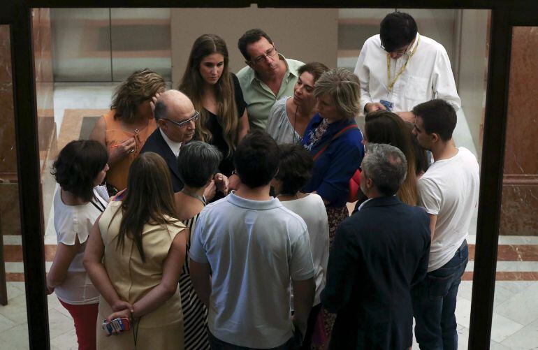 El ministro Montoro, en uno de los &#039;corrillos&#039; en los pasillos del Congreso.