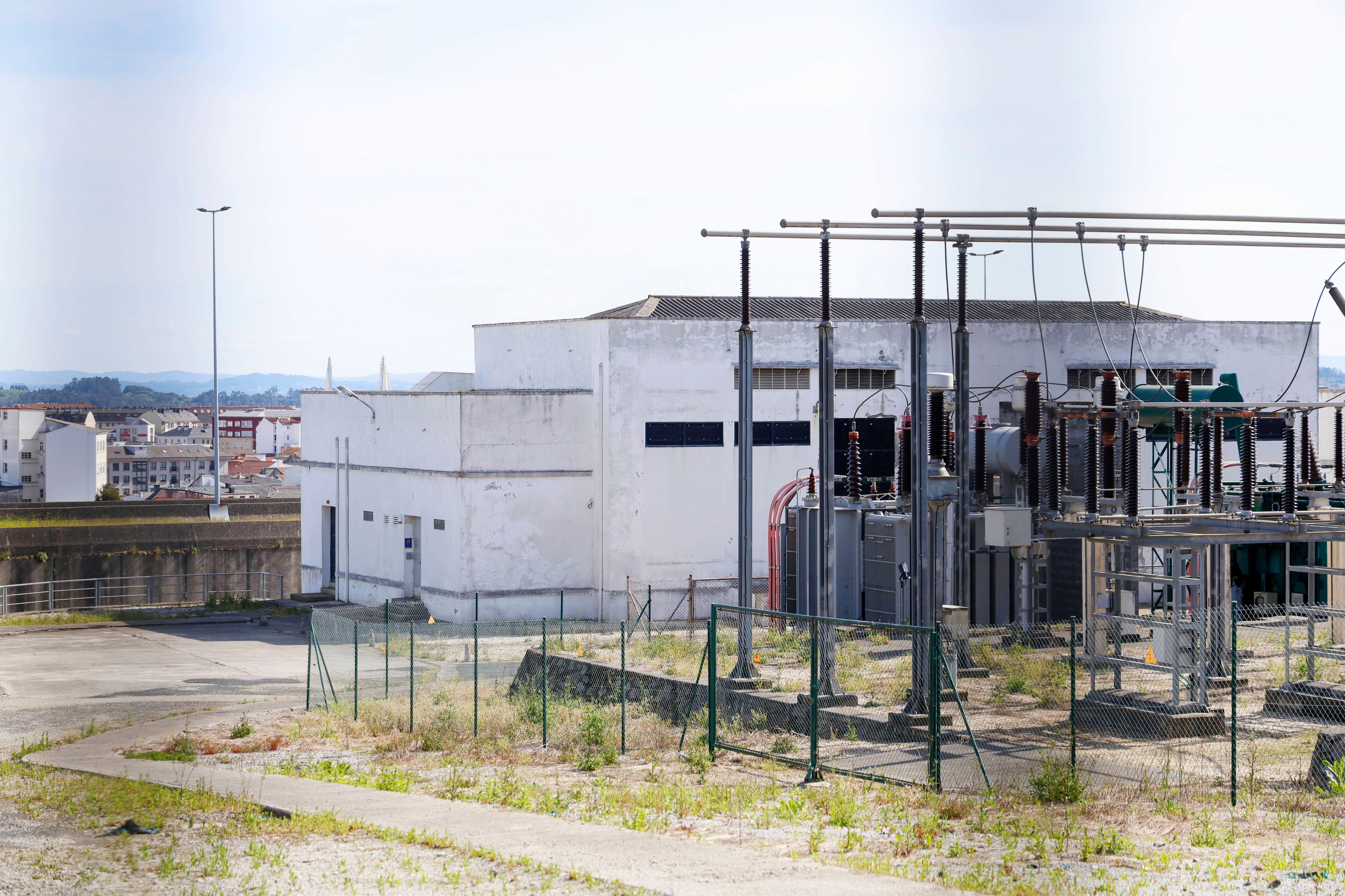 Imagen de la subestación eléctrica de Ferrol en la tarde de este lunes. EFE/ Kiko Delgado.