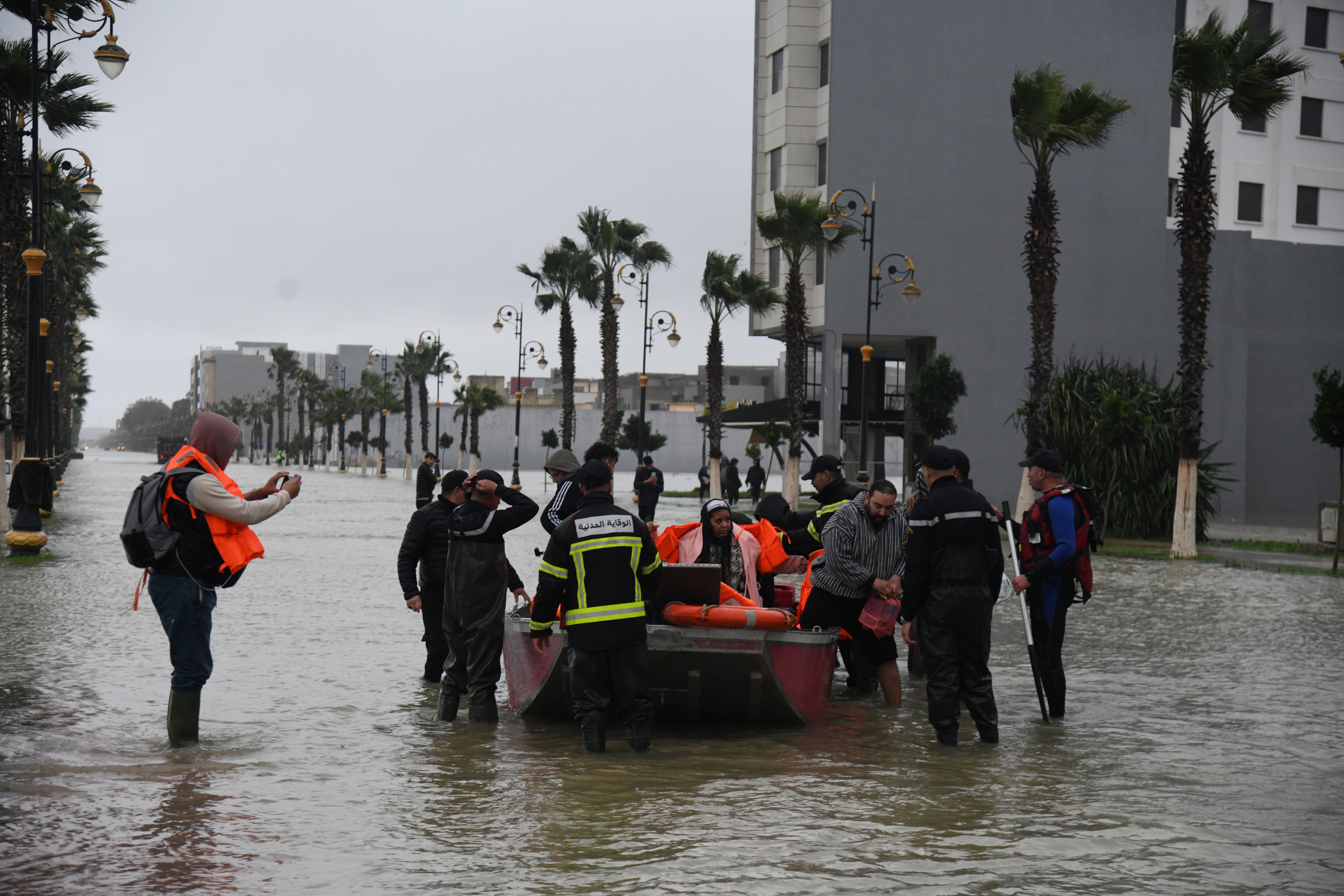 La crecida del río Lucus ha inundado la localidad marroquí de Ksar El Kebir, situada a unos 200 kilómetros de Ceuta
