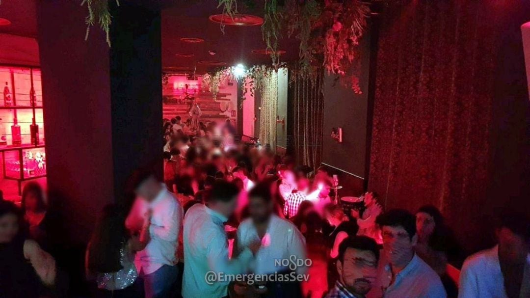 La policía local ha precintado un bar en la calle Zaragoza por superar el aforo y tener obstaculizadas las salidas de seguridad