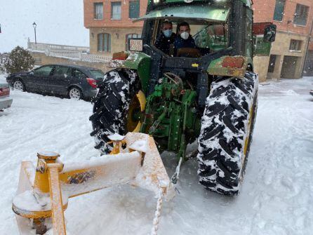 El alcalde, David Colinas, colabora a bordo de un tractor en la limpieza de nieve en Roa