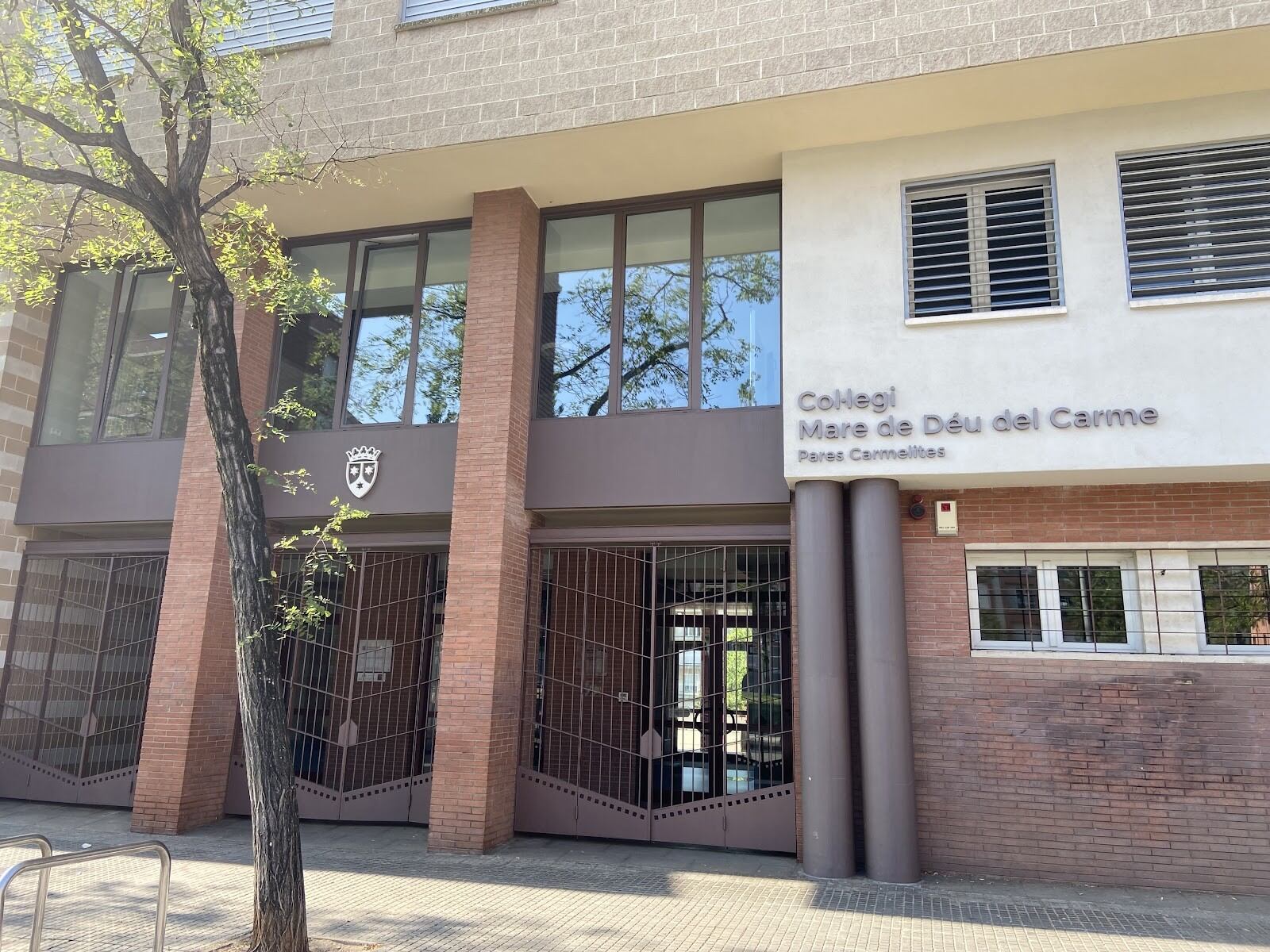 Porta d'entrada a l'escola mare de Déu del Carme de Terrassa. @googlemaps