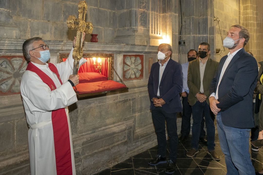 El consejero de Industria y Turismo, Javier López Marcano, y el secretario de Estado de Turismo, Fernando Valdés en el templo lebaniego.