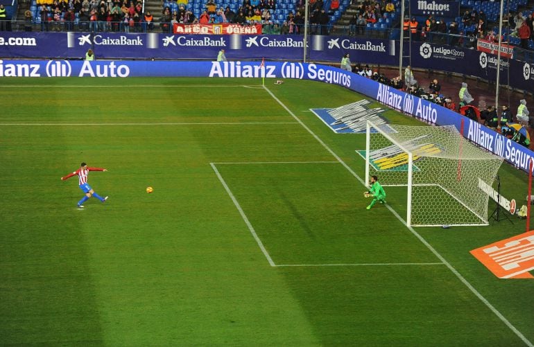 Fernando Torres tira desde el punto de penalti.