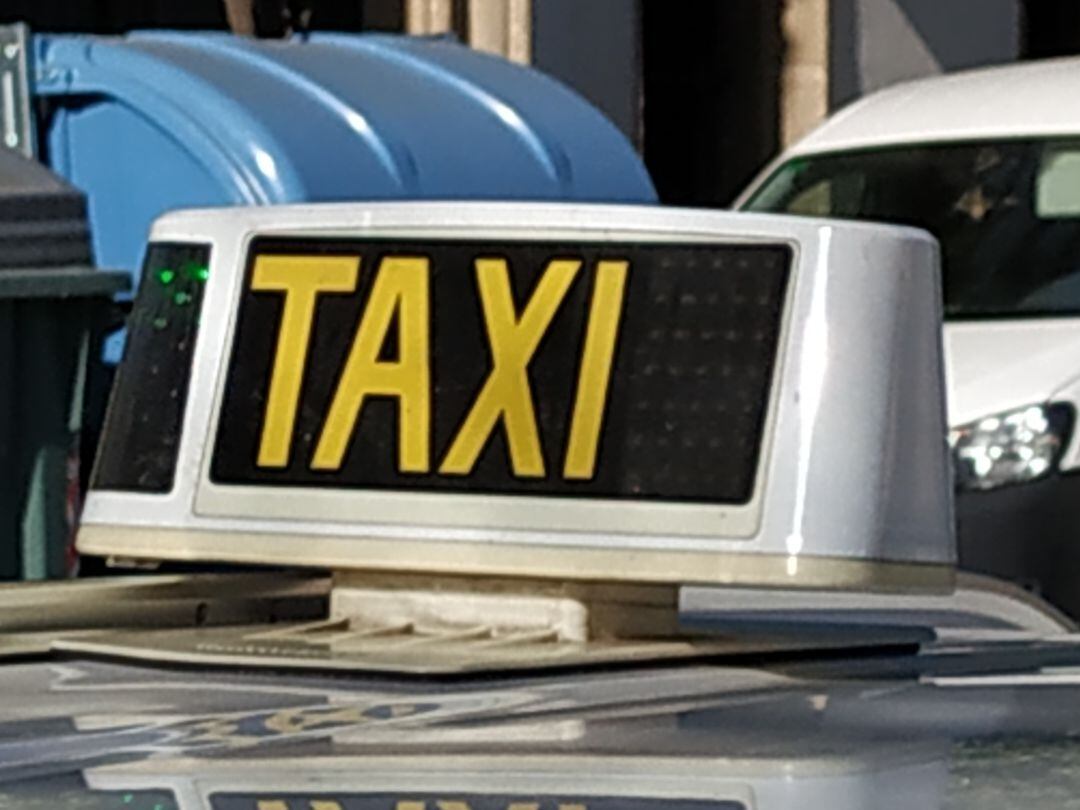 Detalle de la parte superior de un taxi en Jerez