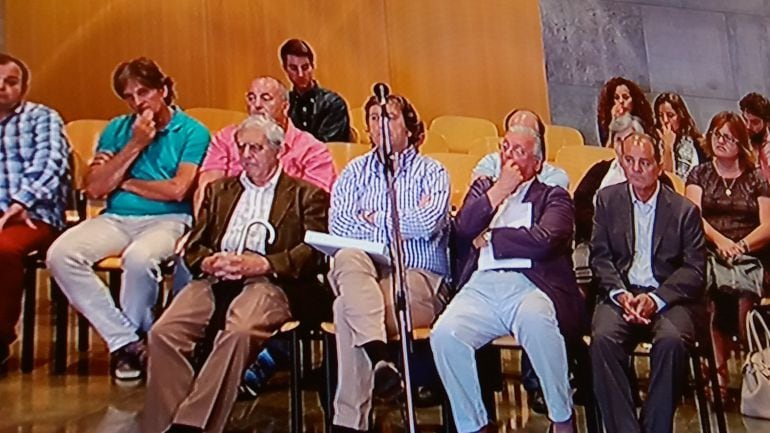 Imagen del banquillo de los acusados mostrada por los monitores de la sala de prensa de la Audiencia Provincial