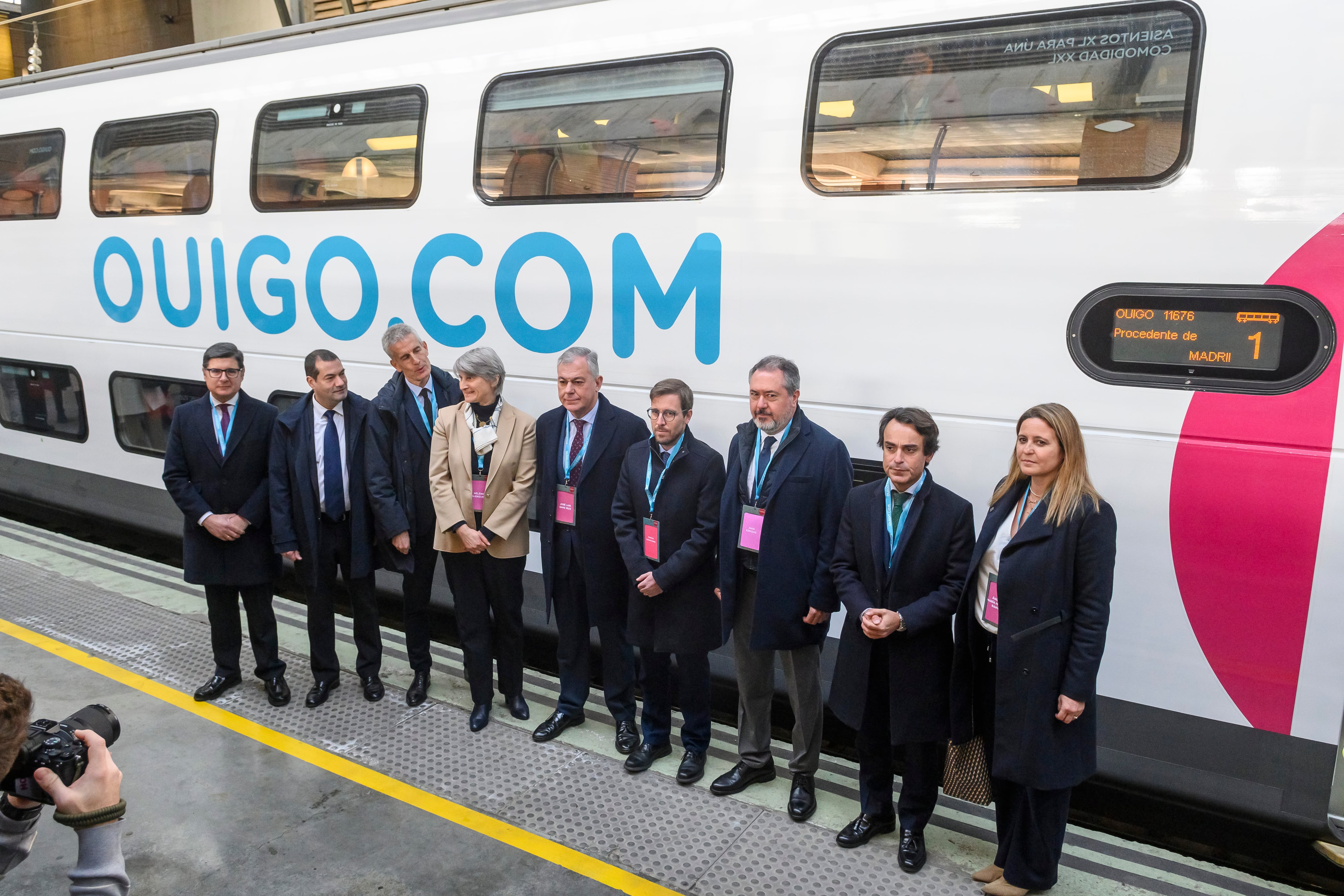 GRAFAND5853. SEVILLA, 14/01/2025.-El presidente de OUIGO España y director de TGV-Intercités, Alain Krakovitch (3i), junto a la directora general de OUIGO, Hélène Valenzuela (4i), el alcalde de Sevilla, José Luis Sanz (c), y resto de autoridades durante el acto de inauguración del nuevo trayecto entre Madrid, Córdoba y Sevilla, este martes en la estación de Sevilla-Santa Justa. EFE/ Raúl Caro.
