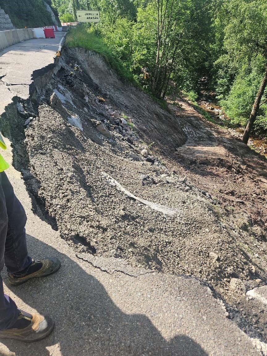 Imagen del deslizamiento en la carretera N-260 en el barranco de Urmella, en Bisaurri. Foto: Ministerio de Transportes