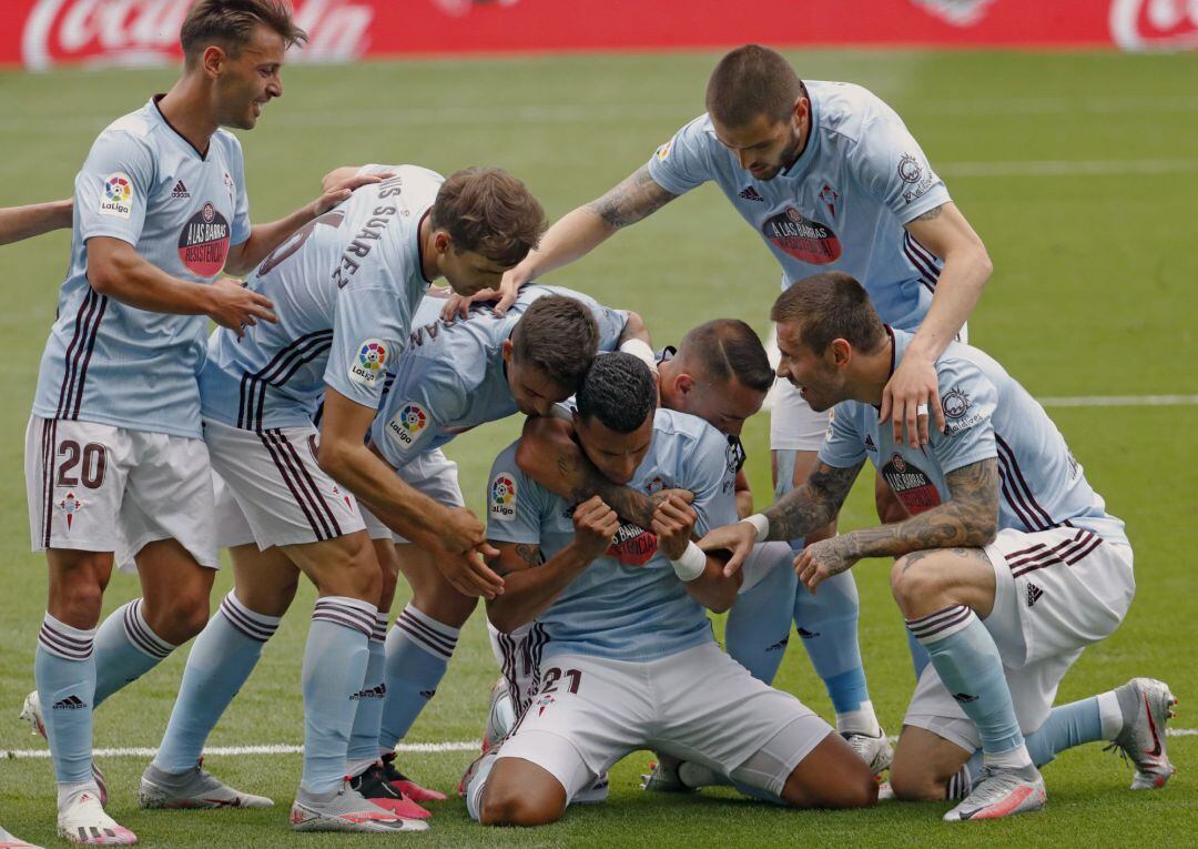 El defensa colombiano del Celta de Vigo, Nelson Murillo celebra con sus compañeros su tanto ante el Deportivo Alavés durante el partido de LaLiga disputado este domingo en el estadio de Balaídos en Vigo.